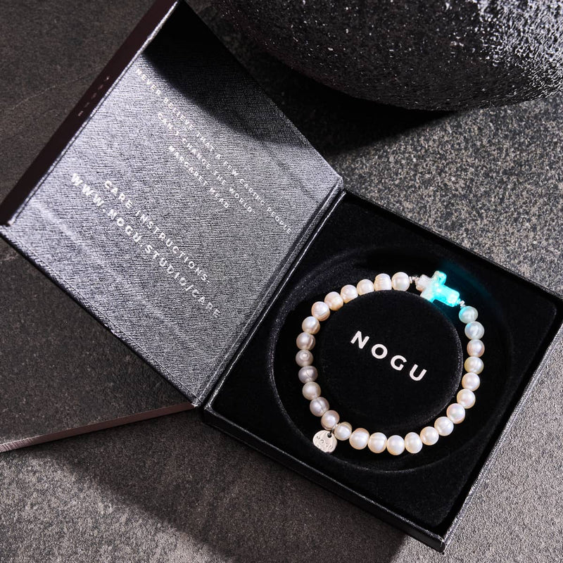 St. Amanda | Bracelet croix en argent sterling 925 avec perles d'eau douce en verre albâtre et ivoire