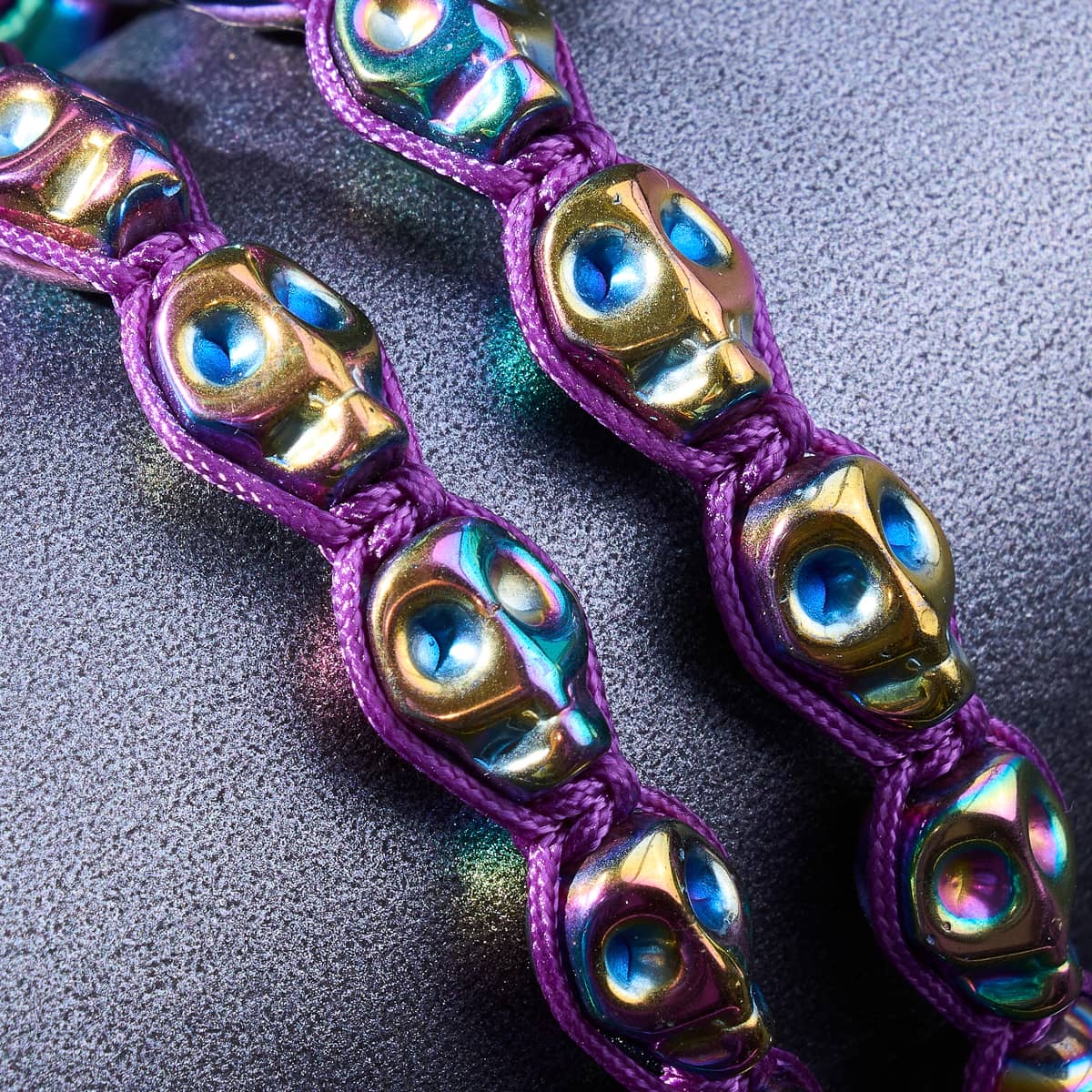 Divination | Crânes arc-en-ciel x Violet | Bracelet en macramé