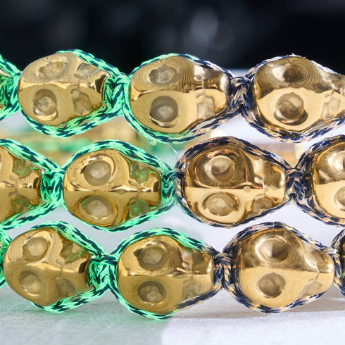 Tombeau de Midas | Crânes d'or x GloWeave noir | Bracelet en macramé