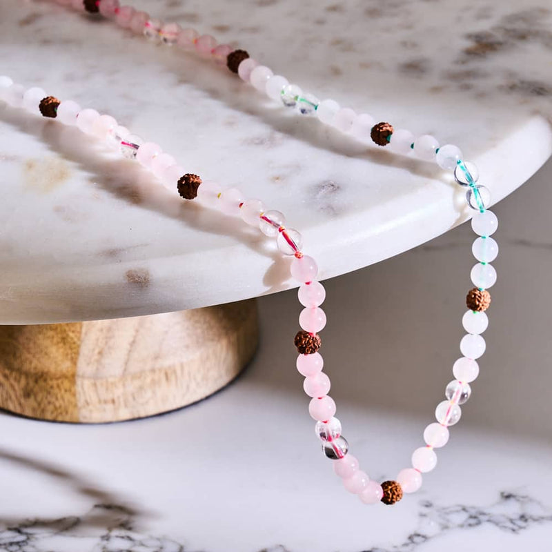 Loi de l'Attraction | Pierre précieuse Rudraksha | Enveloppement spirituel pour Mala