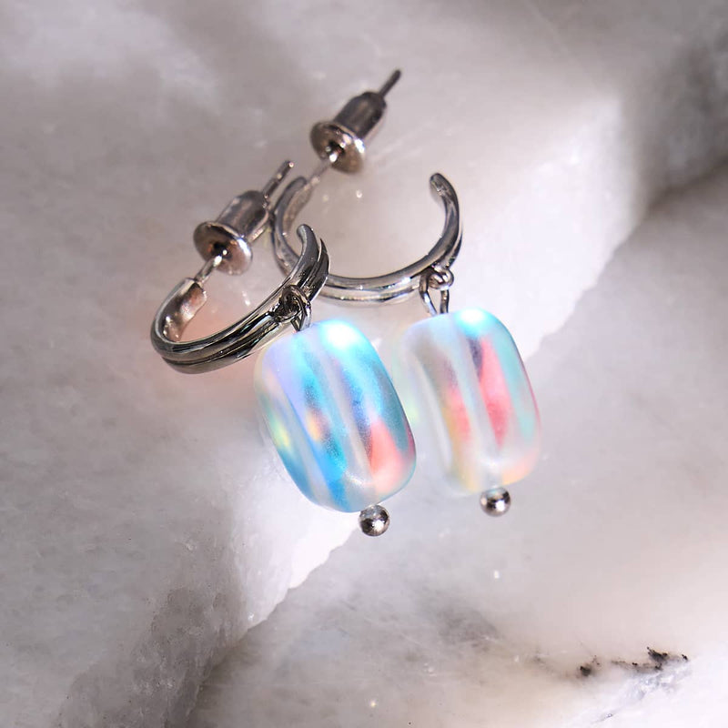 Boucles d'oreilles créoles en forme de galets de verre arc-en-ciel blanc | Argent sterling 925