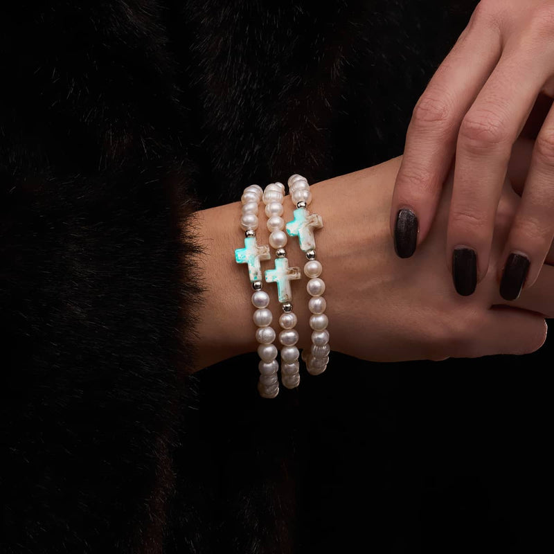St. Amanda | Bracelet croix en argent sterling 925 avec perles d'eau douce en verre albâtre et ivoire