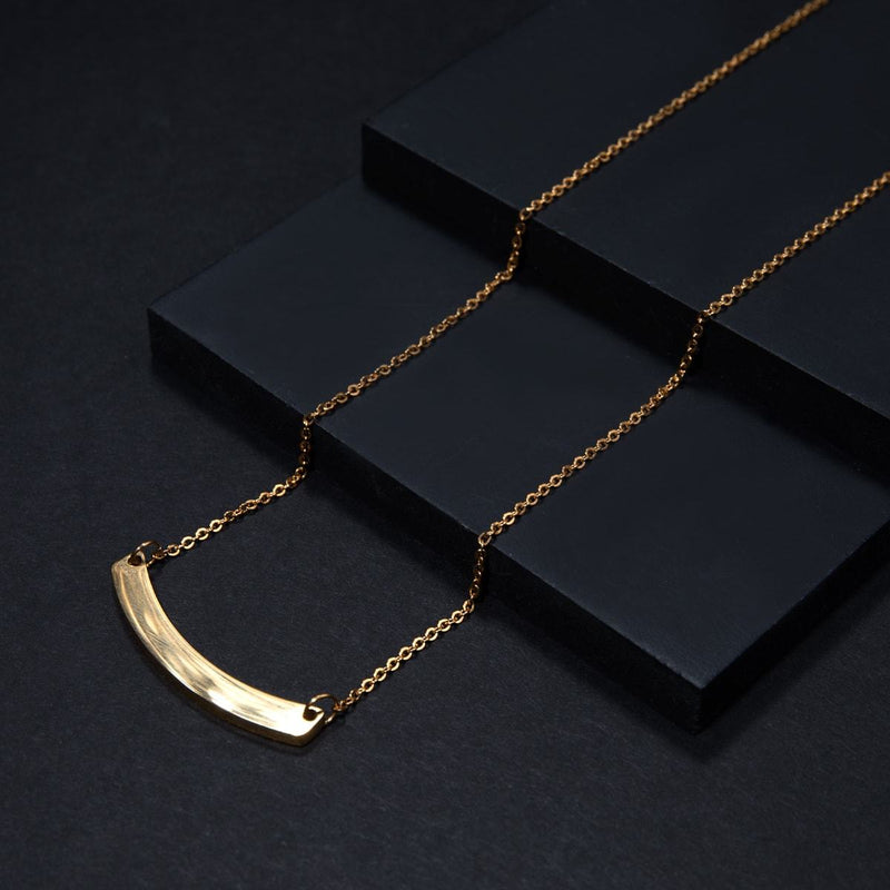Bar minimaliste incurvé | Or 18 carats | Collier