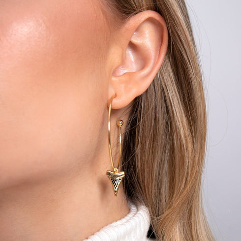 Boucles d'oreilles créoles à dents de requin par Lauren Howe | Or Vermeil .925 | Cristal noir