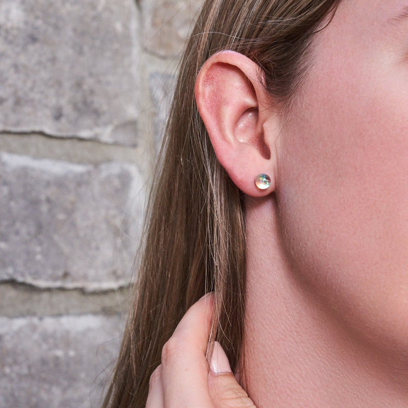 Supernova arc-en-ciel | Argent sterling .925 | Boucles d'oreilles mini clous Galaxy Glass