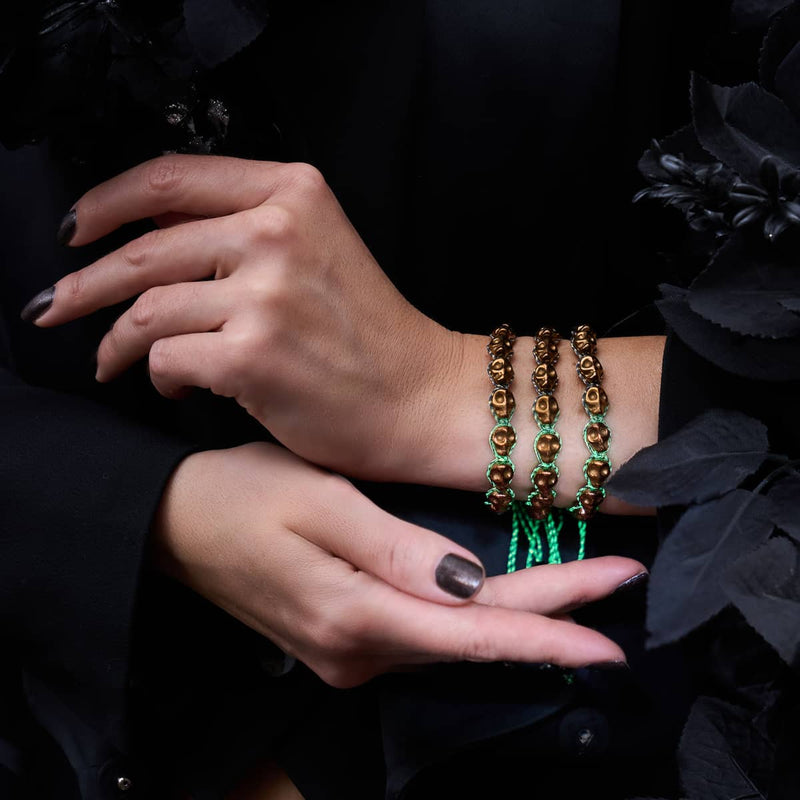 Envoûtement en bronze | Crânes en bronze x GloWeave noir | Bracelet en macramé 