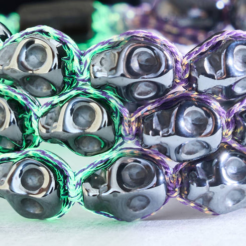 L'heure des sorcières | Gunmetal Skulls x Violet GloWeave | Bracelet en macramé 