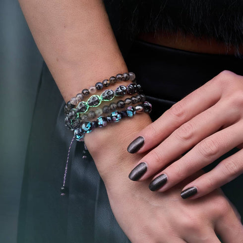 L'heure des sorcières | Gunmetal Skulls x Violet GloWeave | Bracelet en macramé 