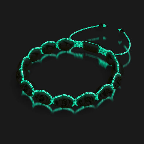 L'heure des sorcières | Gunmetal Skulls x Violet GloWeave | Bracelet en macramé 