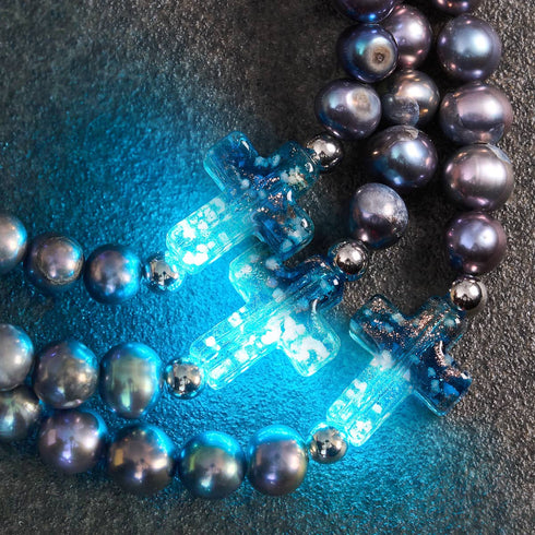 St. Ambrosia | Bracelet croix en argent sterling 925 avec perles d'eau douce holographiques et verre Firefly turquoise 
