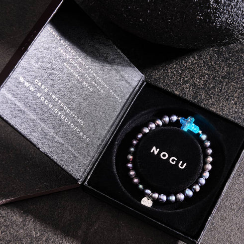 St. Ambrosia | Bracelet croix en argent sterling 925 avec perles d'eau douce holographiques et verre Firefly turquoise 