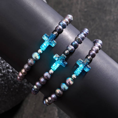 St. Ambrosia | Bracelet croix en argent sterling 925 avec perles d'eau douce holographiques et verre Firefly turquoise 