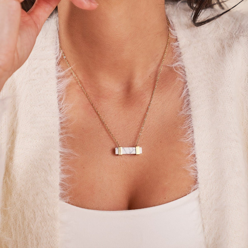 Howlite | Or | Collier barre de pierres précieuses